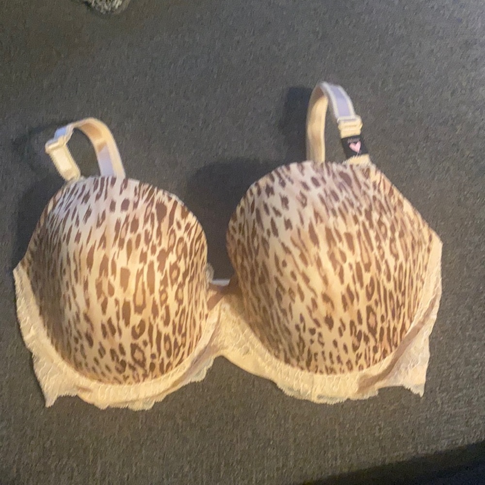 ⭐️NEW Victoria’s Secret Bra - 34DDD⭐️